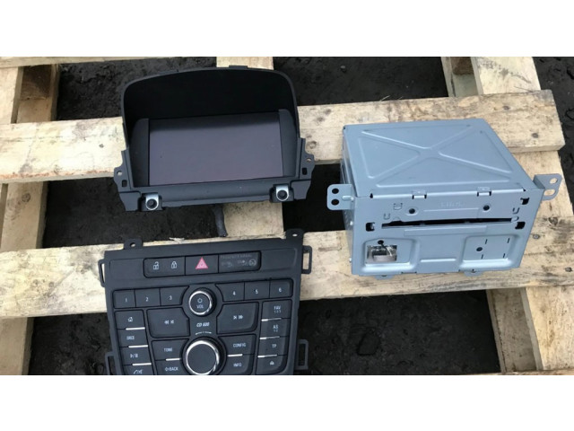 Радио/ проигрыватель CD/DVD / навигация