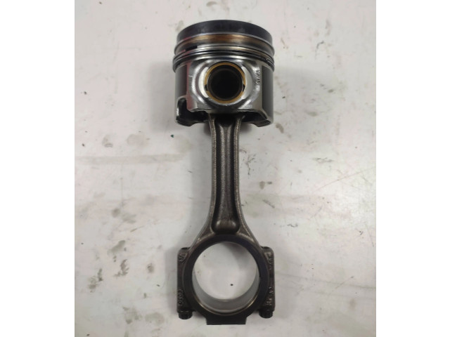  Поршень с шатуном  038J  Volkswagen PASSAT B6  