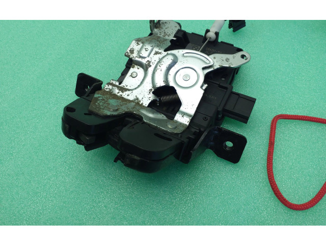 Замок багажника 670039576, 927776104 Maserati Levante 2017 - года