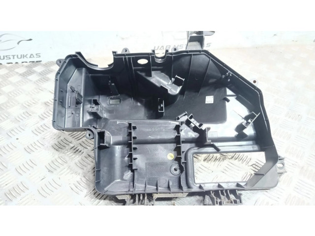 Другая деталь отсека двигателя