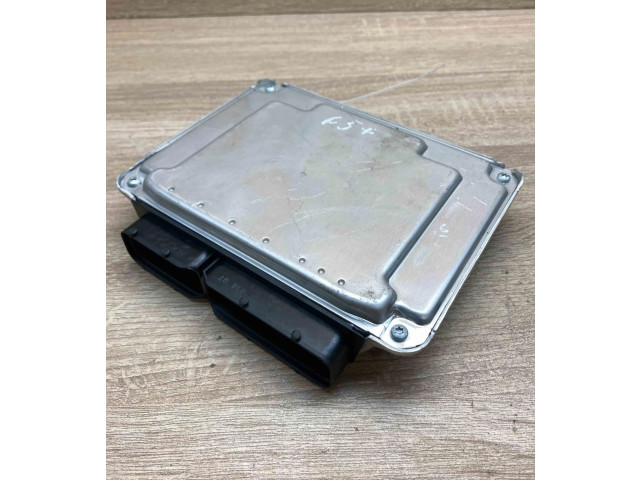 Блок управления двигателем Блок управления 038906019KC, 0281011204   Volkswagen PASSAT B7