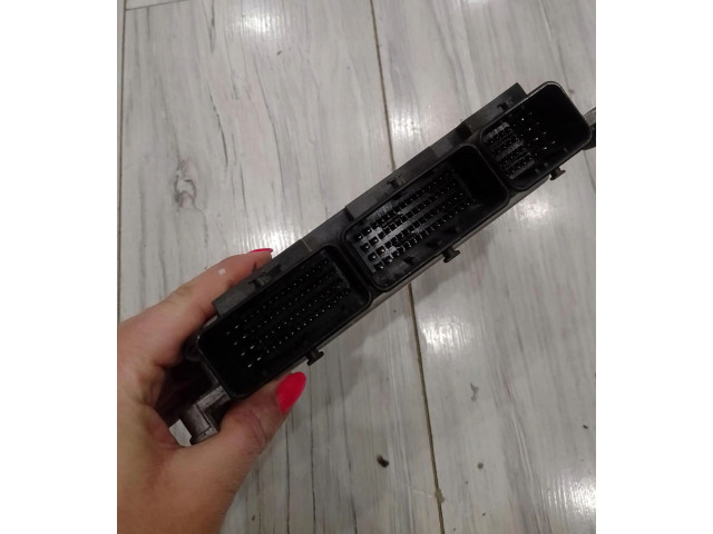 Блок управления двигателем Блок управления 237106319R Renault Clio IV