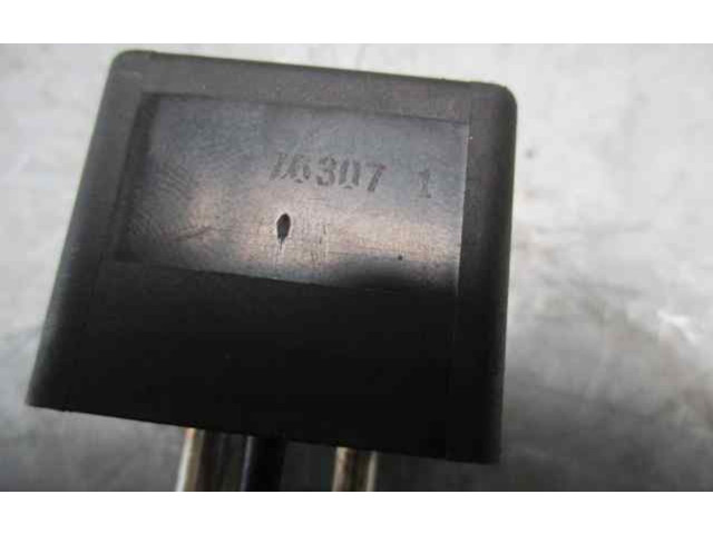 Pojistková skříňka 0015426519, 0332002197 Mercedes-Benz C W202 1997