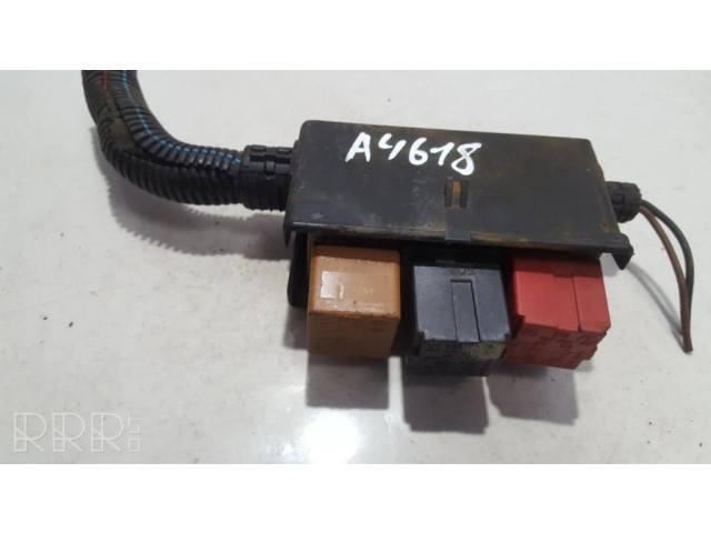 Pojistková skříňka 24437030 Opel Meriv A 2005