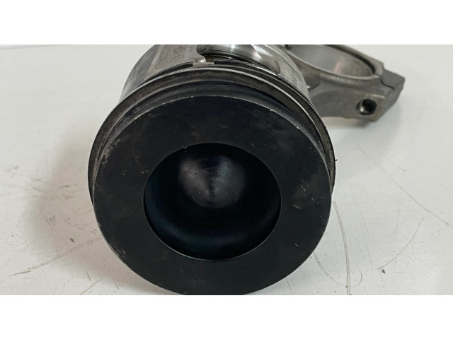 Píst 7803033, 7807345 BMW 3 E92 E93 pro naftový motor 2.0