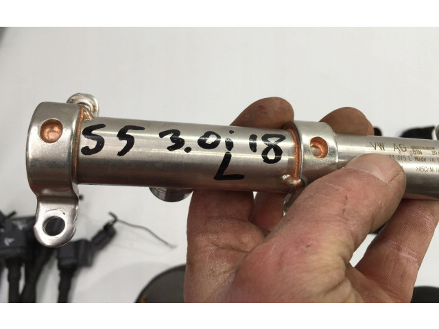 Топливная рампа 06M133315L   Audi A5  