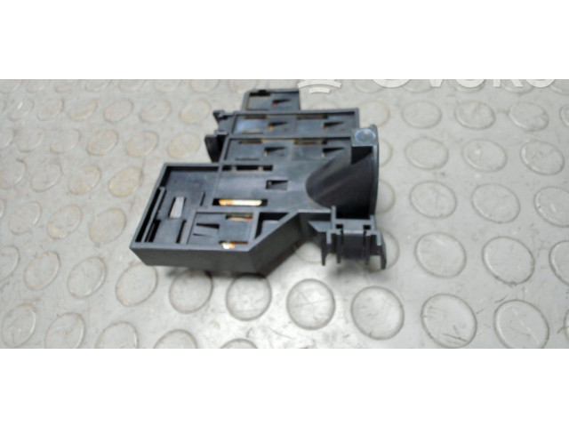 Блок предохранителей  8D1941824   Audi A6 S6 C6 4F    