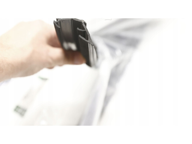 Уплотнительная резина (у стекла) LR131169, 3654589 Land Rover Defender