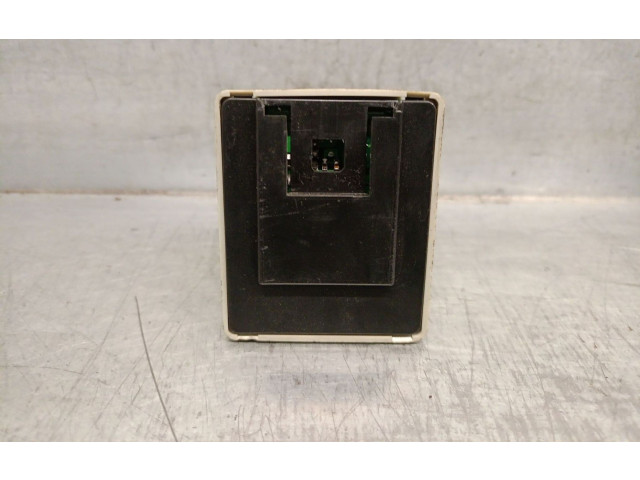 Блок предохранителей 88018SA000   Subaru Forester SG    