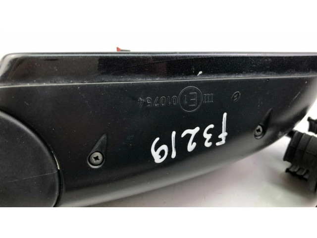 Боковое стекло в середине кузова