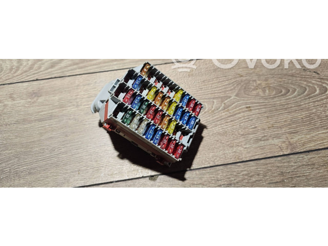 Блок предохранителей 9162439 Volvo S60