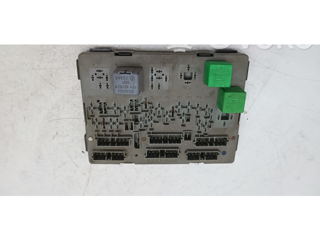 Блок предохранителей 2042103 Peugeot 406