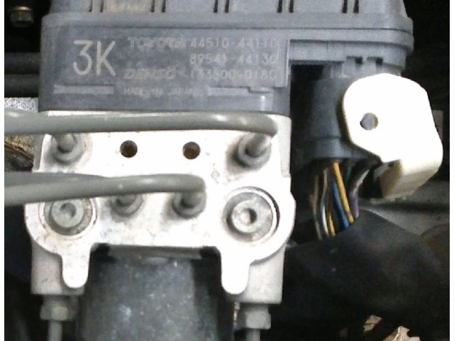 Pojistková skříňka Блок управления ABS Toyota Avensis Verso 2005