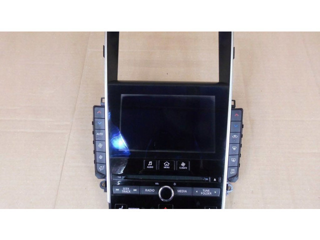 Радио/ проигрыватель CD/DVD / навигация