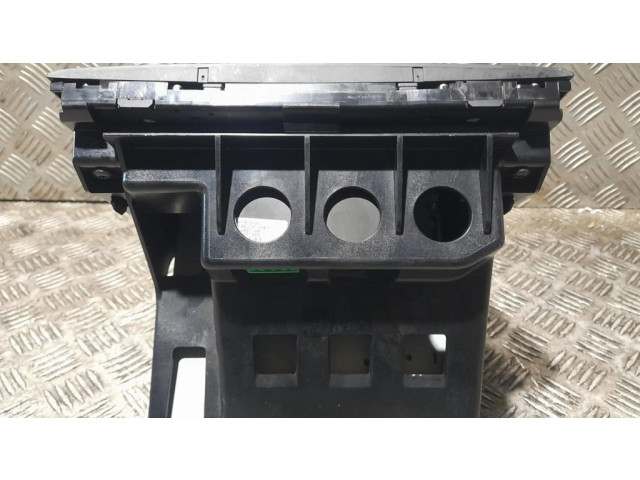 Радио/ проигрыватель CD/DVD / навигация