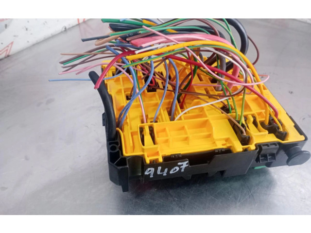 Блок предохранителей 9808959080   Peugeot Expert    