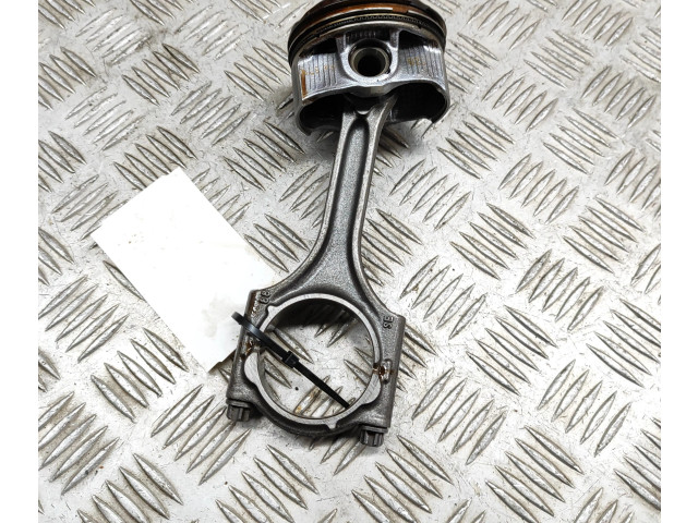 Поршень B 4204 T47 32298424, 31401957 Volvo XC40