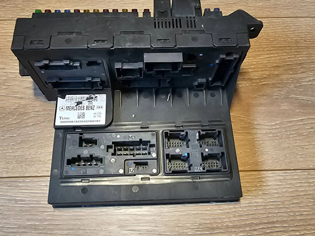 Pojistková skříňka 00009481A, 2204524001B7 Mercedes-Benz E W211 2002