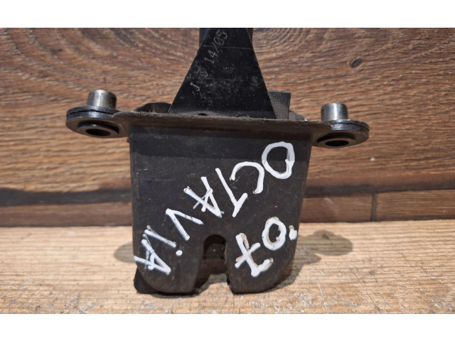 Замок багажника 1Z5827501C, BN3CZ Skoda Octavia Mk2 (1Z) 2004 - 2013 года