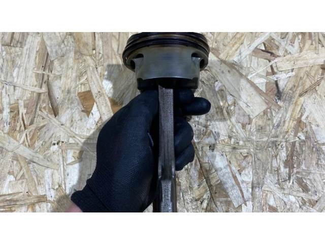 Píst 784323704, 111213678 BMW 5 F10 F11 pro benzínový motor 4.4