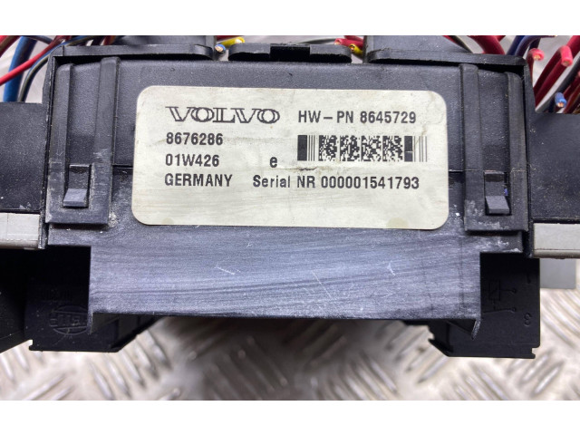 Блок предохранителей  8645729, 8676286   Volvo S80    