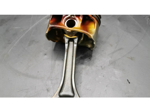 Píst A2701917 Mercedes-Benz CLA C117 X117 W117 pro benzínový motor 2.0 270920