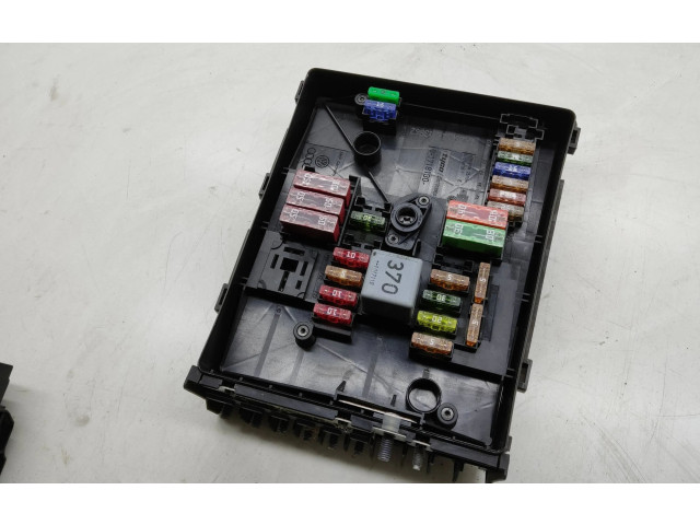   Pojistková skříňka 1K0937820D, 1K0937810C   Volkswagen Tiguan 2011