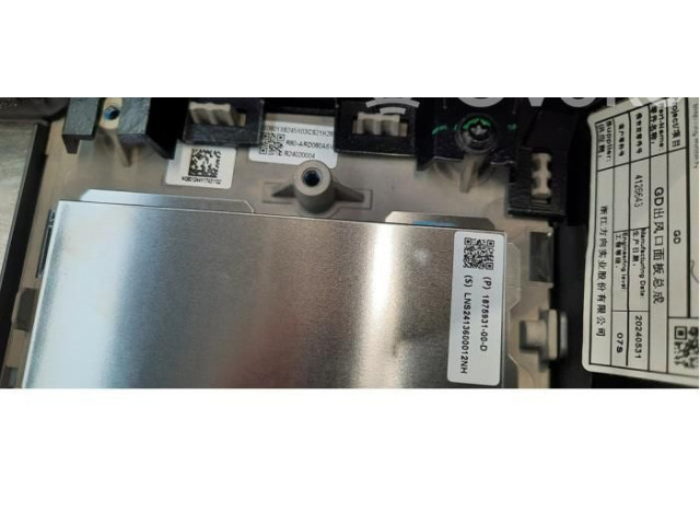 Дисплей    187593100D   Tesla Model 3