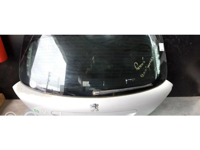 Задняя крышка (багажника)