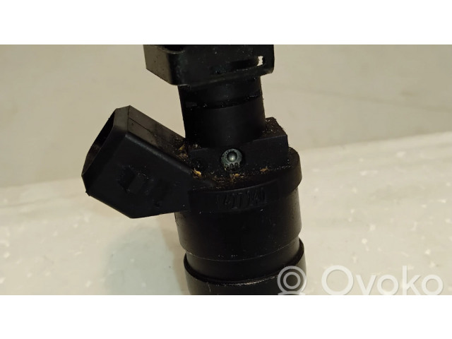 Vstřikovač 1427240   BMW 5 E39  pro benzínový motor 2.0  0796