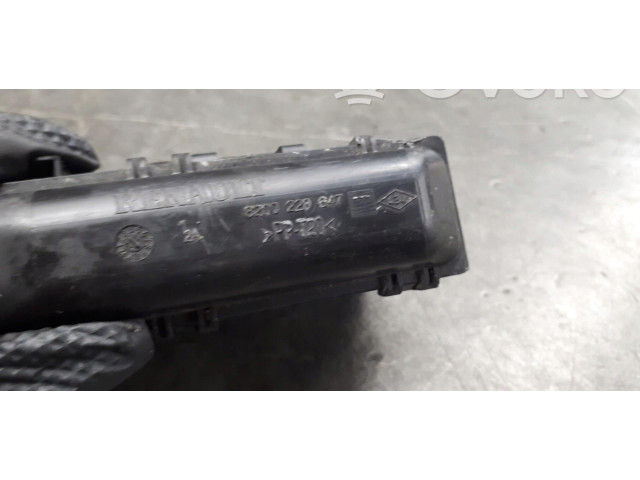 Блок предохранителей  8200220647   Renault Clio III    