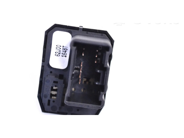 Кнопка крюка в багажнике