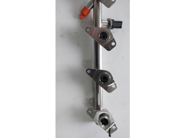 Топливная рампа A2640700100   Mercedes-Benz C W205  