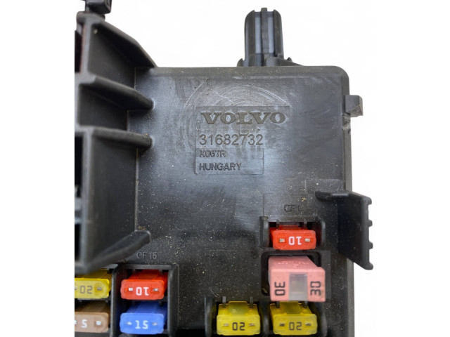 Блок предохранителей 31682732   Volvo XC90    