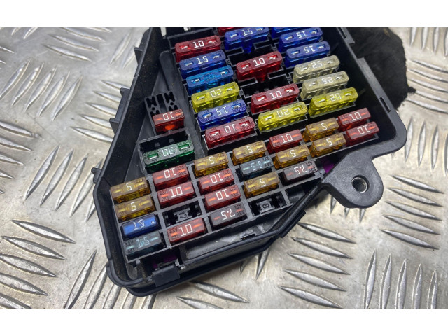 Блок предохранителей  8D1941824   Skoda Superb B5 (3U)    