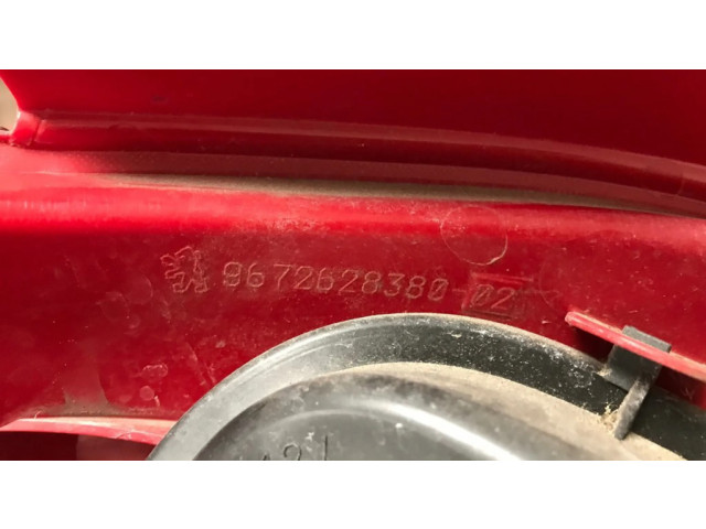 Задний фонарь правый 9672628380    Peugeot 208   2012-2019 года