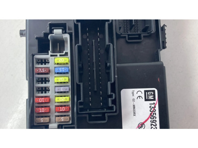 Блок предохранителей 13356923 Opel Meriva B