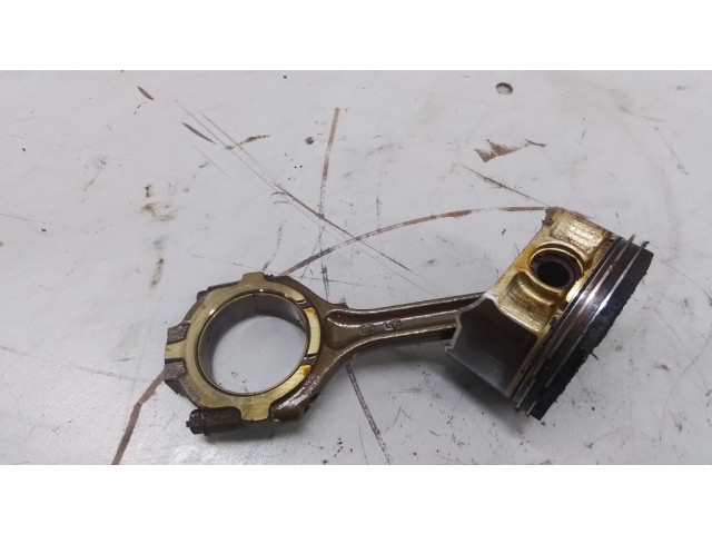 Píst    Nissan Maxima A34  pro benzínový motor 3.5  