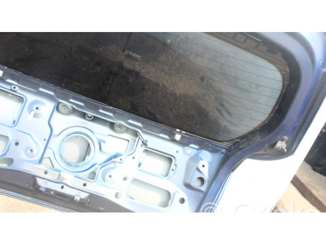 Задняя крышка (багажника)