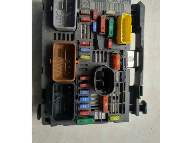 Блок предохранителей  9675877980   Peugeot 5008    