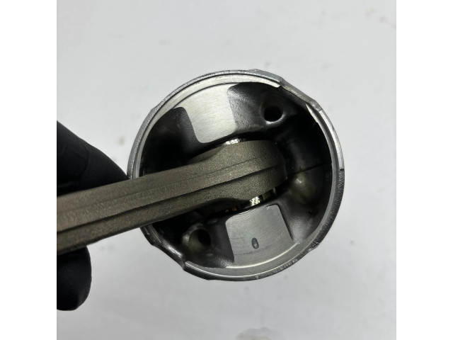 Píst Toyota Avensis T250 pro naftový motor 2.2 2AD