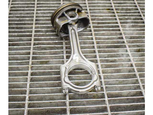 Поршень 31401957, 30750664 Volvo XC40 для бензинового двигателя 2.0