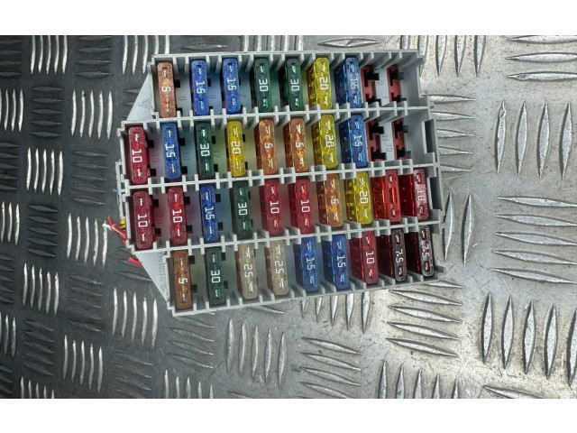 Блок предохранителей  9162439   Volvo S80    