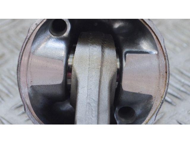 Píst 132010R011, 131010R060 Toyota RAV 4 (XA30) pro naftový motor 2.2