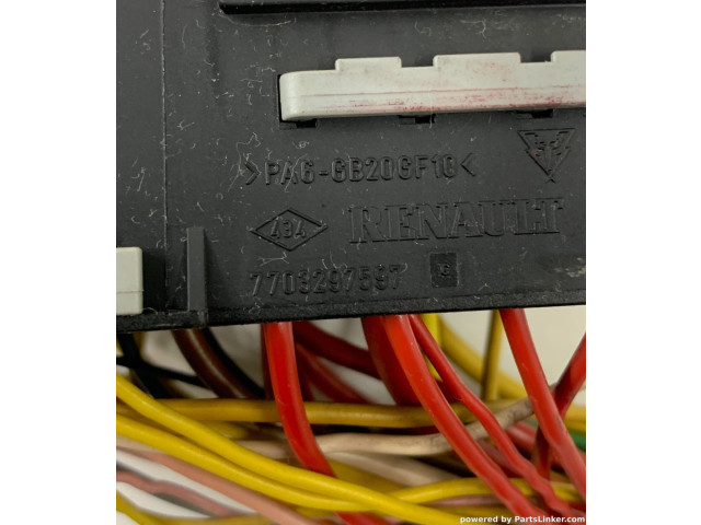 Блок предохранителей 7703297597 Dacia Logan I