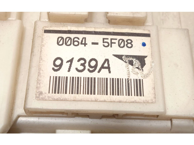 Pojistková skříňka Řídící jednotka BSM 8273047190 Toyota Prius (XW20) 2005