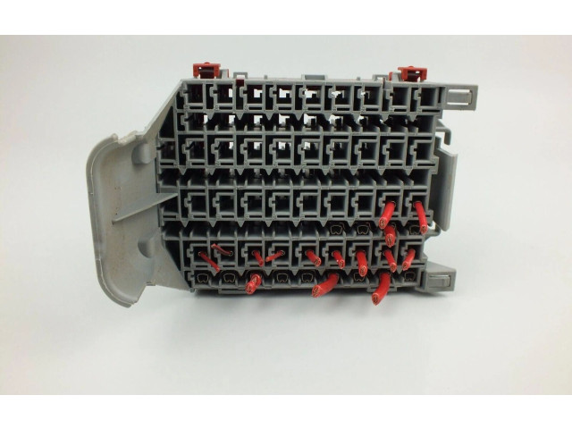 Блок предохранителей  9162439   Volvo V70    