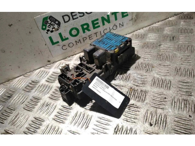 Блок предохранителей MB818979 Mitsubishi Space Wagon