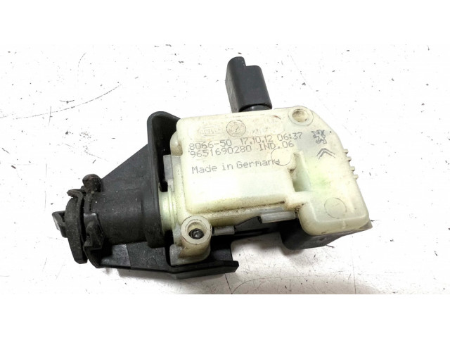 Degalų bako dangtelio spynos varikliukas