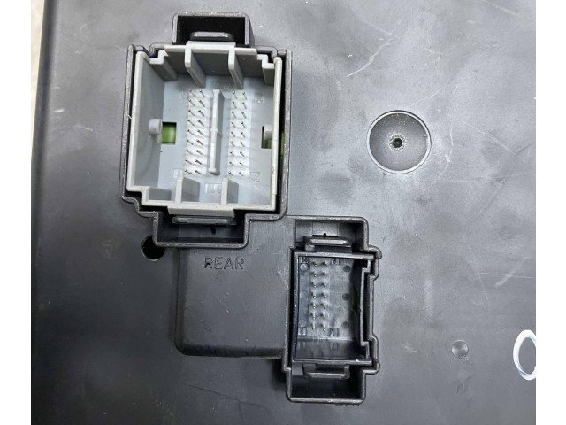 Блок предохранителей 30728512, 28017881 Volvo S60